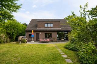 Gelegen in een aangename woonwijk in Oostakker bevindt zich deze ruime, vrijstaande villa op een perceel van 703 m². De woning combineert een degelijke bouwkwaliteit en veel lichtinval met een uitstekende ligging nabij scholen, winkels en invalswegen. Met 182 m² bewoonbare oppervlakte biedt dit pand tal van mogelijkheden voor gezinnen en thuiswerkers.GelijkvloersInkomhal & Bureau: Ruime ontvangsthal met gastentoilet en een apart bureau, ideaal voor een zelfstandige activiteit of thuiskantoor.Leefruimte & Keuken: Lichtrijke woonkamer met grote raampartijen en een karaktervolle zitput. De open keuken met toog sluit mooi aan op de eetruimte en de naastgelegen praktische wasplaats/berging.Eerste verdiepingSlaapkamers: Vier volwaardige slaapkamers, waarvan één beschikt over een aanpalende dressing.Badkamer: Uitgerust met een dubbele lavabo, ligbad en douche.Tuin & BijgebouwenDe zuidgerichte tuin garandeert rust en privacy. Daarnaast beschikt het eigendom over een vrijstaande garage en een extra bijgebouw achteraan, perfect in te richten als hobbyruimte, atelier of opslagplaats.Troef: De woning is onmiddellijk bewoonbaar, maar biedt de ideale basis om op esthetisch vlak te moderniseren naar eigen smaak.Bezoekdag 27/6 - inplannen via dewaele.comDe algemene voorwaarden van Dewaele DIY kunt u steeds raadplegen via dewaele.com.Bestuursmaatregelen in het maatregelenregister: in aanvraag