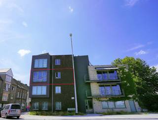 Deze woning in een kleinschalige residentie zonder lift (en dus heel weinig syndic kosten) biedt alle comfort voor een alleenstaande of koppel zonder kinderen.<br />Gebouwd in 2010 voldoet de woonst aan alle huidige normen. Er is mooi sanitair, aparte wc, bruikbare keuken, living met echt parket. Het zicht hier is ronduit mooi te noemen.<br />Op een steenworp naar het centrum of scholen met de fiets, geen probleem. Dichtbij de uitvalswegen en haven. Verwarming met lucht-lucht WP,<br /> <br />Ook ideaal als investering.