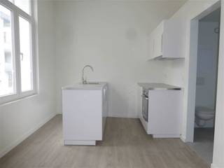 IXELLES, ideaal gelegen, dicht bij Louise, Flagey en de vijvers, studio van ±25m². Op de 1e verdieping, bestaande uit: woonkamer van ±15m²,...