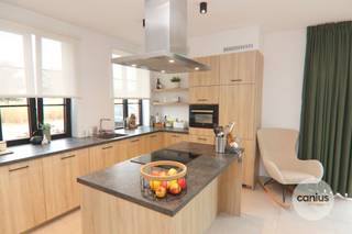 RUSTIG GELEGEN WONING MET 3 SLKS Deze leuke woning vindt haar thuisbasis in de Hoefsmidstraat 10 (Smisberg) te Gingelom. Het betreft een uiterst...