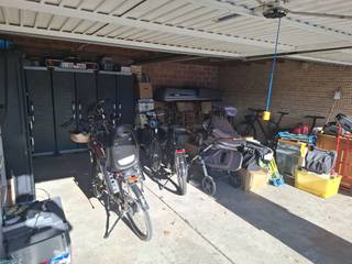 <p>Gesloten dubbele garagebox te koop in het centrum van Koksijde-Dorp.<br />Afmetingen garage: 6m breedte x 5,8m diepte x 2,08m hoogte. </p>