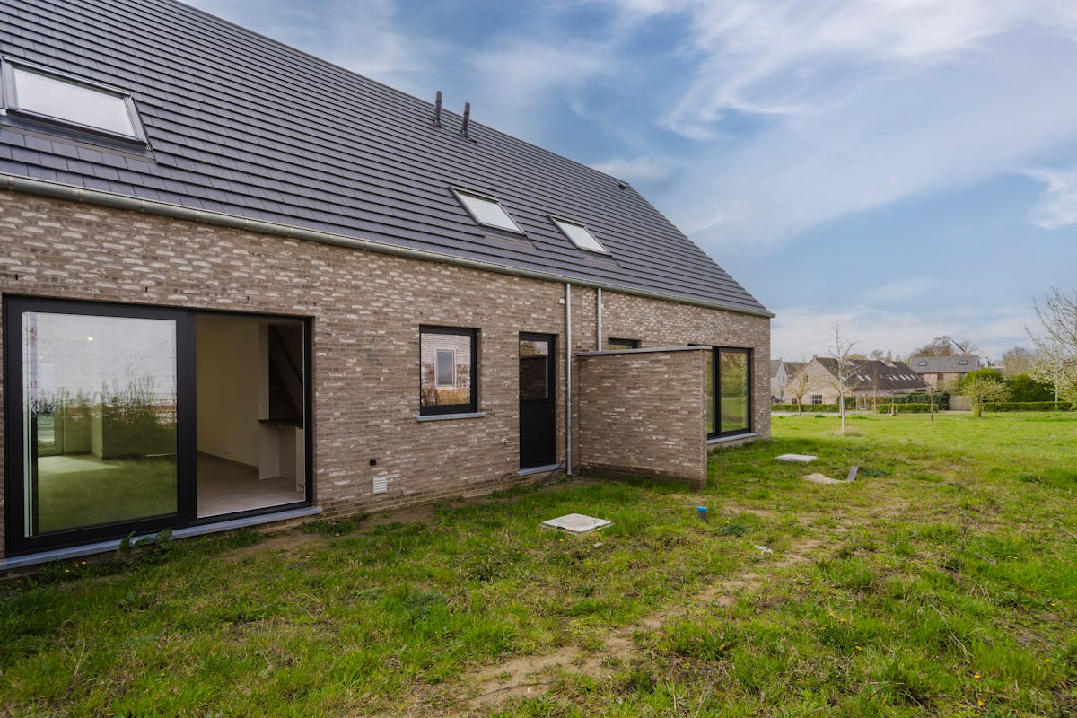 Nieuwbouwwoning met 3 kamers, tuin & garage te huur in Kortrijk - foto 2