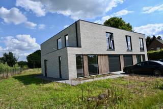 Ruime Luxe Woning met 3 slaapkamers en 2 badkamers !! <br /><br />Nieuwbouwwoning op een mooi perceel grond van 466 m² ! <br />Indeling : Inkomhal met ruimte voor vestiairekast , woonkamer , ruime keuken met zicht op de tuin , ruime berging , garage .<br />Op de eerste verdieping vinden we een nachthal met ruimte voor bureau , 2 slaapkamers met badkamer + een 3de ruime slaapkamer met dressing + eigen badkamer , ook vinden we op deze verdieping nog een apart toilet. <br /><br />De tuin is voorzien van een mooi terras en is perfect zuid georiënteerd ! <br /><br />Deze modere woning is voorzien van <strong>Vloerverwarming met Warmtepomp , Zonnepanelen ,</strong> ventilatie , regenwaterrecuperatie !!<br /><br />Maximum E-Peil 20 ! <br /><br />