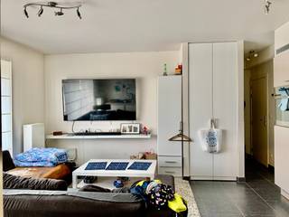 <strong>Appartement gelegen op topligging in Waregem</strong><br /><br />Het appartement, dat zich op de tweede verdieping bevindt, is gelegen in een rustige straat én toch op wandelafstand van het centrum van Waregem. Met winkels, openbaar vervoer,... en vlotte toegang tot de E17 en alle invalswegen vormt dit appartement de ideale mix tussen centrumligging en bereikbaarheid.<br /><br />De indeling van dit appartement is als volgt: inkom, lichtrijke leefruimte met ingebouwde kast, geïnstalleerde keuken, 1 slaapkamer, afzonderlijk toilet, badkamer met douche, enkele wastafel en aansluiting voor wasmachine. <br /><br />De uitstekende ligging samen met alle nodige voorzieningen zorgen ervoor dat dit appartement ideaal is voor iedereen die een gezellig appartement zoekt met weinig onderhoud.<br />Met een gegarandeerde verhuur van ± €550 vormt dit appartement ook de perfecte investering.<br /><br />Graag een bezoek brengen aan dit appartement? Bel Gunnar op: 0497 55 94 13