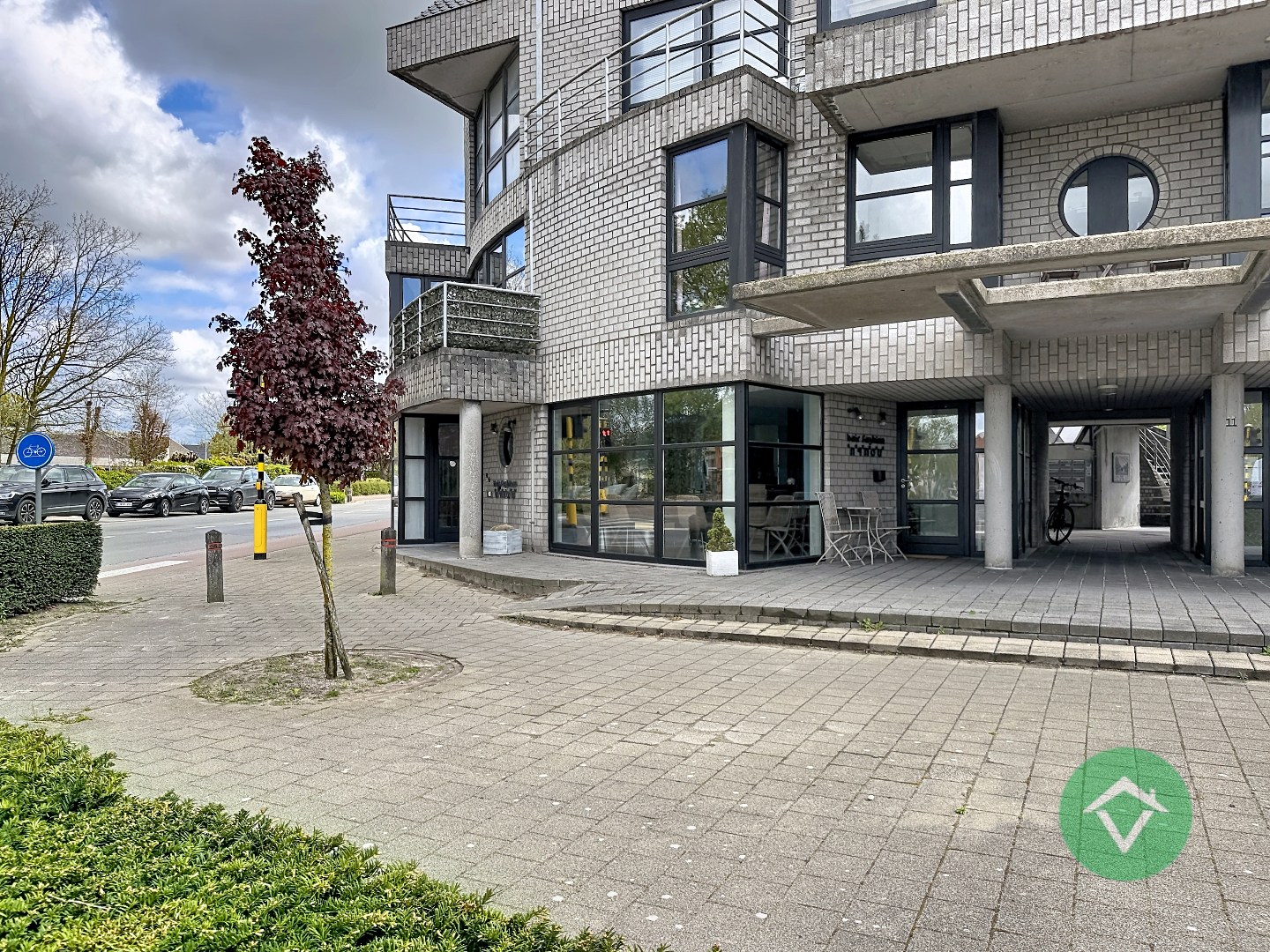 Volledig gerenoveerd handelspand met woonst en garage te Koekelare - foto 2
