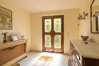 Welkom in deze schitterende driegevelwoning in Grimbergen.Deze charmante driegevelwoning onderscheidt zich door haar unieke combinatie van ruimte, karakter en ligging. Gelegen in een rustige, groene omgeving en omringd door open velden, geniet u hier dagelijks van privacy en een uitzonderlijk wooncomfort.De woning combineert ruime leefruimtes met een aangename lichtinval dankzij de grote raampartijen. De authentieke inkomdeur en houten vloer dragen bij aan het karakter van de woning.Een gemoderniseerde keuken met hoogwaardige apparatuur combineert functionaliteit met stijl. De 3 grote slaapkamers bieden comfortabele privéruimtes, en de grote badkamer heeft voldoende ruimte voor het hele gezin. Als kers op de taart, is de zolderverdieping inrichtbaar als echte “master bedroom”. Buitenshuis geniet u van een prachtige aangelegde tuin met majestueuze bomen. Een prachtige, gietijzeren, veranda biedt de perfecte ruimte voor ontspanning, met uitzicht over de weelderige groenzone. Zo kan u het hele jaar, doorheen de seizoenen, genieten van uw tuin. Dankzij de oprit en de grote garage, hoeft u zich geen zorgen te maken over parkeerplek. Ideaal voor wie een stijlvol familiehuis zoekt in een groene setting.