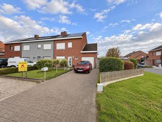 <p>Deze 4-slaapkamer woning met garage geniet een centrale, rustige ligging te Ardooie (De Tassche), vlakbij Roeselare, diverse winkels, openbaar vervoer alsook een vlotte verbinding autosnelweg richting Roeselare-Brugge-Kortrijk-Gent. In de tuin is een serre en ruime buitenberging aanwezig.</p>
<p>INDELING:<br />GELIJKVLOERS<br />– inkomhal + apart toilet<br />– leefruimte met eetplaats<br />– ingerichte, lichtrijke keuken met eetplaats en frontaal zicht op de tuin<br />– veranda met zicht op de tuin<br />– ruime garage (met sectionale poort)</p>
<p>EERSTE VERDIEP<br />– nachthal<br />– vier slaapkamers<br />– badkamer met badkamermeubel, ligbad + toilet</p>
<p>ZOLDER: geïsoleerd<br />TUIN + TERRAS + OPRIT</p>
<p>Algemene info:<br />– vrij vanaf 01/12/2026<br />– geen huisdieren<br />– Epc: 319 kWh/m²/jaar<br />– installatie zonnepanelen<br />– CV op mazout + houtkachel</p>
<p>Indien u meer info of een bezoek wenst, contacteer immo-deal bv: 0486 72 70 73.</p>