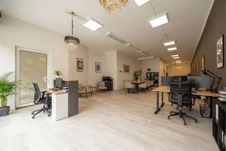 Vous êtes à la recherche d'un espace commercial spacieux avec beaucoup de passage ? Cet espace commercial de plain-pied d'environ 110 m² combine...