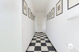 <p><strong>Ruime rijwoning met 3 slaapkamers, tuin en garage gelegen op een centrale ligging in Ieper.</strong></p><p>Op zoek naar een verrassend ruime gezinswoning met een uitstekende bereikbaarheid? Deze instapklare rijwoning bevindt zich op een centrale locatie in Ieper, op wandelafstand van de Grote Markt, winkels, supermarkten, het station en openbaar vervoer.</p><p>Bij het betreden van de woning komt u terecht in de inkomhal, die toegang biedt tot een <strong>praktische bureauruimte</strong>. De lichtrijke leefruimte beschikt over een gezellige siergashaard en biedt voldoende plaats voor een comfortabele zit- en eethoek. Aansluitend situeert zich de <strong>ingerichte keuken</strong>, een <strong>garage </strong>voorzien van een elektrische sectionale poort, een praktische wasplaats met de nodige aansluitingen, een gastentoilet en een doorgang naar de volledig omheinde en zongerichte tuin met handige tuinberging. Er is eveneens een kelder aanwezig!</p><p>Op <strong>de eerste verdieping </strong>bevinden zich 3 volwaardige slaapkamers, een tweede toilet en een badkamer uitgerust met ligbad. Daarnaast beschikt de woning over een geïsoleerde zolder, perfect als extra bergruimte.</p><p><br /></p><p><strong>Een ideale gezinswoning voor wie ruimte, comfort en een centrale ligging weet te appreciëren. Contacteer ons vandaag nog voor meer informatie of een bezoek ter plaatse.</strong></p>