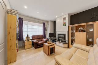 Deze instapklare woning geniet van een centrale ligging nabij het centrum van Roeselare, en invalswegen. <br /><br />De woning is als volgt ingedeeld: gelijkvloers: inkomhal met afzonderlijk toilet, open ruimte met woon- en eetkamer, geïnstalleerde keuken, badkamer met dubbele lavabo en douchebad, terras met buitenberging en vervolgens de gezellige stadstuin. 1e v. nachthal met afzonderlijk toilet en twee slaapkamers. 2e v.: derde slaapkamer. <br /><br />De woning beschikt ook over een gunstig EPC, geen renovatieverplichting!<br /><br />Wenst u meer informatie over dit pand of een bezoek ter plaatse? Neem dan contact op met Imani: imani@panorama.immo