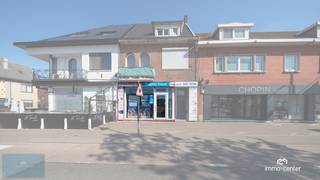 Bent u op zoek naar een toplocatie voor uw zaak gecombineerd met een comfortabele woonst?<br />Dit veelzijdige pand ligt in de levendige Stalenstraat, een uiterst populaire winkelstraat bekend om zijn enorme passage, vele eetgelegenheden en grote winkelketens. Een absolute toplocatie voor maximale visibiliteit!<br /><br /><strong>DE TROEVEN OP ÉÉN RIJ:</strong><br /><br />Handelsruimte (ca. 60 m²): Grote etalage aan de straatzijde, ideaal als kantoor of praktijk. Verwarmd op aardgas, uitgerust met een toilet en een praktische afgewerkte kelder voor extra stockage.<br />De elektriciteit is volledig vernieuwd en in goede orde.<br /><br />Vernieuwde woonst (2023): Gelegen achter de handelsruimte voor optimale privacy.<br />Beschikt over 2 slaapkamers, verwarming op aardgas en prachtige natuurlijke lichtinval via dakkoepels met automatische verluchting.<br /><br />Garage & Parking: Aan de achterzijde bevindt zich een private garage met automatische poort én een extra privé-parkeerplaats voor de deur.<br />Ideaal voor eigen gebruik of vlot laden en lossen.<br /><br /><strong>WAAROM KIEZEN VOOR DIT PAND?</strong><br />Of u nu zelf wilt ondernemen en comfortabel wilt wonen, of zoekt naar een slimme vastgoedinvestering met een dubbel verhuur potentieel: de uitstekende ligging in de levendige Stalenstraat maakt dit een unieke kans!<br /><br />Interesse? Contacteer Immo-Center voor een bezichtiging! 0497523595