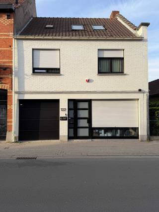 Instapklare gerenoveerde woning op toplocatie in Roeselare<br />Volledig gerenoveerd in 2011, met een bewoonbare oppervlakte van 254 m² op een perceel van 290 m². Op wandelafstand van het stadscentrum van Roeselare en vlakbij het Sint-Sebastiaanspark.<br /><br />Ligging<br />Toplocatie in de Diksmuidsesteenweg. Het bruisende centrum van Roeselare met winkels, horeca en voorzieningen ligt op wandelafstand. Het groene Sint-Sebastiaanspark vind je in de buurt voor een ontspannen wandeling of sportieve uitloop. Vlotte verbinding met de invalswegen.<br /><br />Indeling<br />Gelijkvloers: inkomhal, inpandige garage met automatische poort, lichtrijke leefruimte met zithoek en moderne keuken met centraal eiland en kwalitatieve inbouwapparatuur. Toegang tot het achterliggende terras.<br />Eerste verdieping: twee ruime slaapkamers en een badkamer met ligbad.<br />Tweede verdieping: derde slaapkamer met veel natuurlijk lichtinval dankzij de dakvensters.<br />Zolder: extra ruimte met de mogelijkheid om in te richten als vierde slaapkamer, bureau of hobbyruimte.<br /><br />Troeven<br />Volledig gerenoveerd in 2011, instapklaar<br />EPC-label B (186 kWh/m²jaar)<br />Gasverwarming<br />Inpandige garage<br />Aangenaam terras achteraan<br />Toplocatie op wandelafstand van centrum en park<br />Uitbreidbaar tot 4 slaapkamers dankzij inrichtbare zolder<br /><br />Interesse? Contacteer ons voor een bezoek ter plaatse.<br />0486937382 - 0486827670