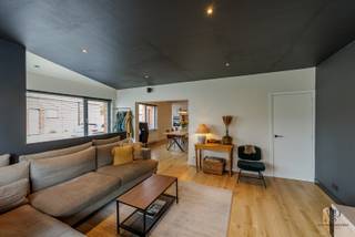 Deze instapklare woning werd met smaak gerenoveerd.De woning bestaat uit een ruime en lichtrijke leefruimte dankzij de vele raampartijen, een...