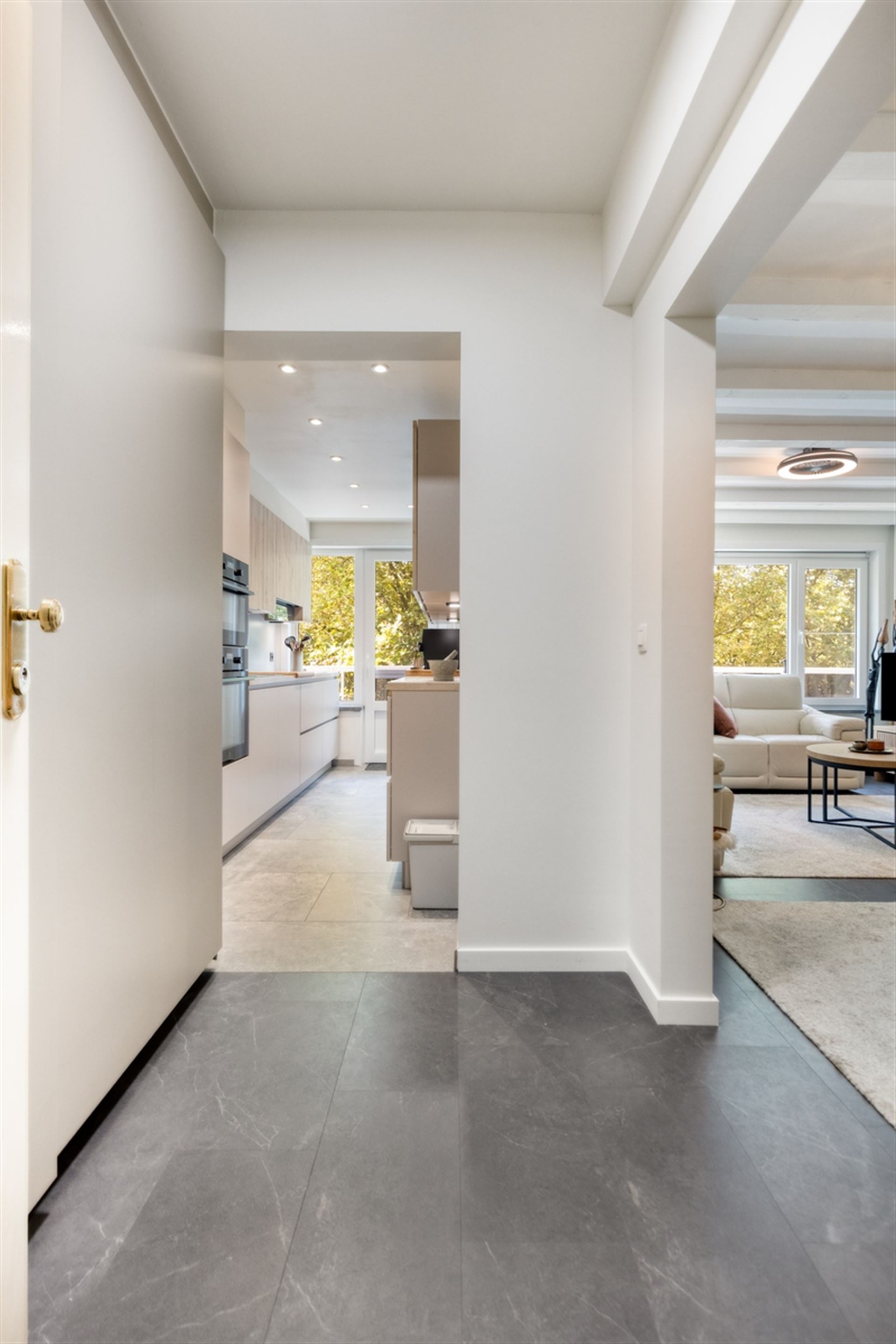 Volledig gerenoveerd appartement met terras en staanplaats - foto 5