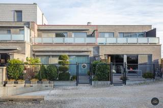 Meer info via stephanie.mottie@homixx.be of 016/199 348<br /><br />Dit knappe appartement met twee slaapkamers en zuidgericht terras van +/- 20 vierkante meter en bijhorende garage is zeer centraal gelegen. Winkels, scholen en openbaar vervoer bevinden zich in de nabije omgeving.<br /><br />Indeling: inkomhal met toilet en vestiairekast, ruime leefruimte met zithoek, eetplaats, open keuken met aansluitende berging. De badkamer beschikt met douche, bad en lavabo over alle comfort. Onder het gebouw beschikt u over een ondergrondse parkeerplaats met aansluitende kelderberging.<br /><br />Maandelijkse huurprijs bedraagt 940 EUR + 50 EUR = 990 EUR<br /><br />Het appartement is beschikbaar vanaf 1/07/2026.<br /><br />Interesse? Maak je afspraak via stephanie.mottie@homixx.be of 016/199 348