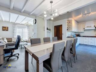 Deze uitstekend onderhouden halfopen bebouwing verwelkomt u via een verzorgde inkomhal met gastentoilet. De lichtrijke leefruimte met eetplaats...