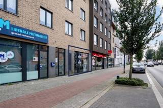 Ideaal gelegen kantoorruimte te huur vlak in het centrum van Harelbeke met uitstekende visibiliteit!Deze recente polyvalente ruimte (2007) voldoet...