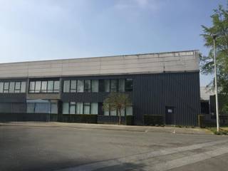 TE HUUR: Gelijkvloers Kantoor Unit 1 : 297m² .Het is zeer centraal gelegen te Kontich nabij E19. Deze site beschikt over veel manoeuvreerruimte. De...