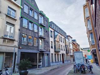 Ruim appartement op de 3de verdieping met een zuid gericht terras. Gelegen op enkele stappen van de Grote Markt. Alles binnen handbereik. Het gebouw dateert van 2004 en beschikt over een lift. De bewoonbare oppervlakte bedraagt 100 m². Beide slaapkamers geven toegang tot het terras. Verder beschikt het appartement over een leefruimte, aparte keuken met balkon en alle toestellen ingebouwd (vaatwasser, koelkast, oven, keramische kookplaat, dampkap en voldoende kastruimte), wasplaats, 2 slaapkamers en een badkamer met ligbad (met douchescherm) en wastafel in meubel. Apart gastentoilet.