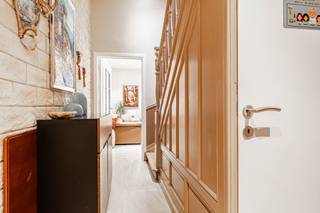 <p><span>In een rustige straat te Zaventem vlakbij het centrum bevindt zich deze prachtige, volledig gerenoveerde rijwoning waar hedendaags comfort, kwalitatieve materialen en een warme, gezellige sfeer perfect samenkomen.</span></p><p><span> </span></p><p><span>Bij het binnenkomen wordt u meteen verwelkomd door een aangename leefruimte met grote raampartijen die zorgen voor een overvloed aan natuurlijk licht. De living en eetruimte vormen samen een harmonieus geheel, waarbij de gezellige elektrische haard voor extra sfeer en warmte zorgt. Aansluitend vindt u de mooi geïnstalleerde keuken, die functionaliteit en een stijlvolle afwerking op een geslaagde manier combineert.</span></p><p><span> </span></p><p><span>De woning beschikt over drie slaapkamers, waarvan één uitgerust is met airconditioning, wat extra comfort biedt tijdens warme zomerdagen. Daarnaast zijn er twee afzonderlijke sanitaire ruimtes: een stijlvolle douchekamer met inloopdouche in natuursteen met ensuite de master bedroom en een aparte badkamer met zowel een douche als een ligbad toebehorend bij de 3e slaapkamer. Ideaal voor wie houdt van comfort en praktisch wonen.</span></p><p><span> </span></p><p><span>Een absolute troef is het volledig afgesloten, zuid gerichte stadskoertje. Dit rustige en beschutte plekje vormt een heerlijke oase van privacy, met een charmant tuinhuis en sfeervolle bloemen en planten. De ideale plaats om in alle rust te genieten van zonnige dagen, een gezellig ontbijt of een ontspannen avond buiten.</span></p><p><span>Ook op praktisch vlak scoort deze woning bijzonder goed. De woning is volledig onderkelderd, wat tal van mogelijkheden biedt voor extra bergruimte. Bovendien beschikt ze over een gunstige EPC-score C, is de elektrische installatie conform en is de woning asbestvrij.</span></p><p><span>Station, bushalte, scholen, winkels, eetgelegenheid en sportfaciliteiten op wandelafstand, alsook de luchthaven Brussels Airport en de stad Brussel zijn dichtbij. Kortom een ideale ligging!</span></p><p><span> </span></p><p><span>De troeven op een rij:</span></p><ul><li><span>Rustige ligging in Zaventem</span></li><li><span>Volledig gerenoveerd met kwalitatieve materialen</span></li><li><span>Lichtrijke living en eetruimte met gezellige elektrische haard</span></li><li><span>Mooi geïnstalleerde keuken</span></li><li><span>Drie slaapkamers, waarvan één met airconditioning</span></li><li><span>Douchekamer met inloopdouche in natuursteen</span></li><li><span>Aparte badkamer met douche en ligbad</span></li><li><span>Volledig onderkelderd</span></li><li><span>Zuidgericht, afgesloten stadskoertje met tuinhuis en groen</span></li><li><span>Gunstige EPC-score C</span></li><li><span>Elektriciteit conform</span></li><li><span>Asbestvrij</span></li></ul><p><span> </span></p><p><span>Een instapklare woning met karakter, comfort en een heerlijk rustig buitenplekje, ideaal voor wie op zoek is naar aangenaam wonen in Zaventem.</span></p><p><span> </span></p><p><span>Contacteer Dupont Vastgoed (Sonja Van Meeuwen, BIV 514142) op het nummer 0495/52 00 99 om deze charmante woning te ontdekken. Laat u verrassen door haar gezellige sfeer en praktische indeling!</span></p><p><span> </span></p>