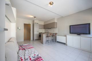 <p>Deze lichtrijke studio met slaaphoek en terras bevindt zich op de <strong>derde</strong> <strong>verdieping</strong> van <strong>residentie</strong> <strong>Château</strong> <strong>D'Epernay</strong> (Koninginnelaan 3) in Middelkerke, vlakbij de winkelstraat en op wandelafstand van het strand.<br /><br />Dankzij de <strong>centrale</strong> <strong>ligging</strong> bevindt u zich op wandelafstand van het strand, het Casino van Middelkerke, de winkelstraat, gezellige restaurants en het openbaar vervoer.<br />De studio is praktisch ingedeeld.<br /><br /><strong>Indeling:</strong></p>
<ul>
<li>Inkom met slaaphoek;</li>
<li>Lichtrijke leefruimte met toegang tot het terras en voorzien van opklapbed;</li>
<li>Open keuken met de nodige toestellen;</li>
<li>Badkamer met douche, toilet en wasmeubel.</li>
</ul>
<p><br /><strong>Troeven:</strong></p>
<ul>
<li>Toplocatie;</li>
<li>EPC B;</li>
<li>Terras;</li>
<li>Lichtrijke leefruimte;</li>
<li>Praktische slaaphoek;</li>
<li>Op wandelafstand van het strand en de winkelstraat</li>
</ul>
<br />Bent u op zoek naar een centrale studio aan zee, <strong>ideaal als tweede verblijf of investering</strong>? Contacteer ons vandaag nog voor een bezoek ter plaatse en ontdek zelf het potentieel van deze eigendom.