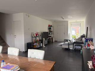 Op zoek naar een comfortabele en energiezuinige woning met ruimte voor het hele gezin? Deze moderne woning in een rustige woonwijk combineert hedendaags wooncomfort met een uitstekende ligging. <br /><br />De woning beschikt over:
<ul>
	<li>Een inkomhal</li>
	<li>Een lichtrijke woonkamer met terrasraam</li>
	<li>Een moderne, volledig ingerichte open keuken met eiland, koelkast, keramische kookplaat, dampkap, oven en vaatwasmachine</li>
	<li>Een praktische berging</li>
	<li>Een apart toilet beneden</li>
	<li>Een garage</li>
	<li>Een zonnige tuin met terras</li>
	<li>4 ruime slaapkamers</li>
	<li>Een apart toilet op de bovenverdieping</li>
	<li>Een ruime badkamer met ligbad, inloopdouche en dubbel lavabomeubel</li>
	<li>Een ruime zolder, bereikbaar via een vaste trap</li>
</ul>
<br />Extra troeven: zonnepanelen, regenput en een laag energieverbruik dankzij een E-peil van 32. De woning wordt verwarmd op aardgas. <br /><br />Toplocatie: rustig gelegen en toch op slechts 1 km van het handelscentrum van Eeklo. Winkels, bakkers, slagers en andere voorzieningen zijn vlot te voet of met de fiets bereikbaar. <br /><br />Huurprijs € 1.125 per maand. <br />Beschikbaar 1 november 2026<br /><br />Zie jij jezelf hier al helemaal wonen? Neem gerust contact op voor een bezichtiging!<br /> 