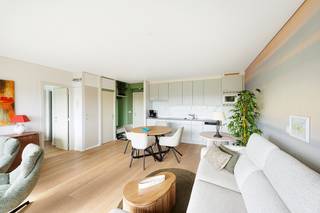 Dit lichtrijk volledig bemeubeld appartement is gelegen op de 7de verdieping en heeft prachtig open zichten.<br /><br />Indeling:<br />Inkomhal met vestiaireruimte, volledig ingerichte open keuken, leefruimte uitgevend op het terras, aparte slaapkamer, badkamer met doucheen lavabo, apart toilet.<br />Groot terras met magnifieke zichten over Knokke en het hinterland.<br /><br />Het complex is goed en rustig gelegen op wandelafstand van de Zeedijk, winkels en openbaar vervoer.<br />Het domein beschikt over volgende faciliteiten:<br />binnenzwembad, volleybalveld, strand, meer....<br /><br />Info of bezoek: Andries De Leyn 0472/53.66.09