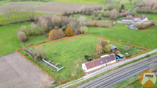 EERSTE BEZOEKDAG ZATERDAG 20/12 VAN 9U30 TOT 12U (enkel op afspraak!)<br /><br />LIERDE - Deze charmante hoeve op een prachtig perceel biedt een uniek en weids uitzicht dat je meteen doet wegdromen.<br /><br />Gelijkvloers: gezellige woonkamer, keuken, lichtrijke veranda en recente badkamer.<br /><br />Eerste verdieping: 3 ruime slaapkamers<br /><br />Daarnaast beschikt de woning over een aanbouw met twee veelzijdige ruimtes (30 m² en 33 m²), perfect geschikt als opslagplaats, atelier of stalruimte.<br /><br />Grootste troef: het onvervangbare panoramische uitzicht dat deze eigendom echt uniek maakt.<br /><br />Wenst u een bezoek? Aarzel niet om ons te contacteren: 053/60.65.66<br /><br />De vermelde prijs is een richtprijs. Na ontvangst van de biedingen zal de verkoper beslissen of hij/zij de eigendom verkoopt aan het beste bod. De richtprijs is aldus niet bindend voor de verkoper. Voor meer info kunt u ons contacteren of het reglement raadplegen op onze website.