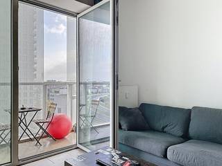 De studio te koop in de Parktoren aan de Ellermanstraat heeft een bewoonbare oppervlakte van ca 32 m². De bereikbaarheid wordt gegarandeerd door het openbaar vervoer en de belangrijke invalswegen die vlakbij zijn gelegen. Winkels en scholen bevinden zich op wandelafstand.Indeling:- ingerichte keuken- leefruimte met slaaphoek en bureau- badkamer met lavabo, toilet en douche- berging- terras van ca. 5 m²Troeven:- EPC label A- recent gebouw- ideaal als investering of voor starters!- liftDeze studio wordt te koop aangeboden voor een vraagprijs van 139.000 euro.Deze AI-visualisaties zijn bedoeld als inspiratie. Er werd geen rekening gehouden met technische specificaties, stedenbouwkundige voorschriften of de concrete mogelijkheden tot realisatie.Visualisaties te ontdekken op onze website www.dewaele.comBent u geïnteresseerd in een appartement of woning te koop in Antwerpen? Aarzel dan niet om ons te contacteren. Had u graag uw eigen eigendom te koop aangeboden contacteer ons dan voor een vrijblijvende schatting, telefonisch op het nummer 03/206.76.76 of per mail naar antwerpen@dewaele.com.Ook voor alle andere vragen omtrent vastgoed kan u steeds bij ons terecht!
