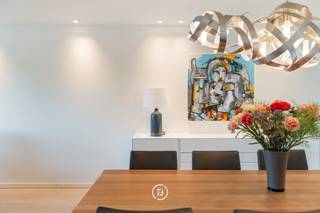 Dit ruim en lichtrijk penthouse van 147 m² (bruto) biedt uitzonderlijk veel wooncomfort in het centrum van Schulen. Met een prachtig groen uitzicht en twee grote terrassen van elk ruim 33,5 m² geniet u hier op elk moment van de dag van de zon en de rust. Het appartement beschikt over een royale leefruimte met een mooie open keuken en kookeiland, twee volwaardige slaapkamers, maatwerk, dressing en twee ruime badkamers. In de verkoop is bovendien een garagebox, een extra private autostaanplaats én een kelderberging inbegrepen. Op vlak van energie en techniek scoort de woning uitstekend met EPC label A (E-peil E47), vloerverwarming, zonnepanelen, domotica, verhoogde akoestische isolatie en een waterontharder. Het pand bevindt zich in een kleinschalige en uitstekend onderhouden residentie met een mooie tuin en bezoekersparking, rustig gelegen nabij de dorpskern, winkels en met een vlotte verbinding naar de snelwegen.