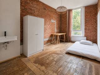 (ENKEL STUDENTEN / ONLY STUDENTS)Een kot waar je graag thuiskomt? Aan Fransenplaats 6 zijn de laatste twee kamers beschikbaar voor € 590 per maand, all-in. Internet, water, elektriciteit en het beheer van het gebouw zijn inbegrepen.Je hebt er je eigen kamer én een gezellige gemeenschappelijke ruimte om samen te eten, bij te praten of even te ontspannen. Er zijn aparte douches en meerdere toiletten. PIVA en KdG liggen op wandelafstand, net als winkels en openbaar vervoer.Koffiepauze nodig? Op het gelijkvloers vind je Polette, de koffiebar van Paulien. Zin om de kamers te bekijken? Stuur ons een bericht voor een bezoek.Uitsluitend voor studenten. Voor het huurcontract vragen we een geldig inschrijvingsbewijs.