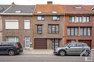 Welkom in deze charmante en karaktervolle woning gelegen in het hart van Merksem. Met een bewoonbare oppervlakte van maar liefst 223 m² op een...