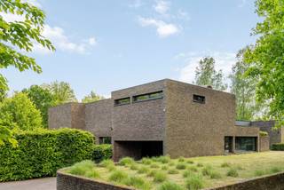 Deze tijdloze villa van de hand van architecten Carli Van Hout & Paul Schellekens (Turnhoutse School) met rustige parktuin op een perceel van 3.265...