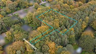 <p><strong>Perceel van ca. 5.023 m²</strong> gelegen in het groene en residentiële<strong> Heide-Kalmthout (Dennendael)</strong>, een uitzonderlijke woonomgeving voor wie rust, privacy en natuur centraal stelt. Het perceel bevindt zich in woonparkgebied volgens het gewestplan Turnhout en binnen het RUP Woonbos II, waar lage bebouwingsdichtheid en maximaal behoud van het groene karakter primeren.<br /><br />Dit perceel<strong> geniet een uitstekende ligging nabij winkels, scholen, openbaar vervoer en het station van Heide-Kalmthout</strong>, met een vlotte verbinding naar Antwerpen, Brussel en Roosendaal.<br />Het perceel beschikt over een breedte van ca. 86 meter en een diepte van ca. 83 meter. De voorziene bouwzone van ca. 16 m x 16 m werd zorgvuldig ingeplant met respect voor het bestaande bomenbestand en de natuurlijke omgeving. De omliggende percelen zijn bebouwd met vrijstaande ééngezinswoningen, wat bijdraagt aan het residentiële en exclusieve karakter van de buurt.<br />Voor het perceel werd reeds een <strong>stedenbouwkundig attest afgeleverd</strong> voor het oprichten van een<strong> vrijstaande ééngezinswoning</strong>. Hierbij werd bijzondere aandacht besteed aan het behoud van het groene karakter, biodiversiteit en de integratie van de woning binnen de natuurlijke omgeving.<br /><strong>Belangrijke aandachtspunten:</strong><br />Bouwzone van ca. 16 m x 16 m<br />Bouwvrije zijstroken van minimaal 5 meter<br />Vrijstaande ééngezinswoning<br />Respect voor bestaand bomenbestand<br />Waterdoorlatende verhardingen aanbevolen/verplicht volgens voorschriften<br />Gelegen in woonparkgebied binnen RUP Woonbos II<br />Een unieke opportuniteit voor wie <strong>exclusief wil wonen o</strong>p een royaal perceel in één van de meest <strong>gegeerde groene woonomgevingen</strong> van <strong>Heide-Kalmthout.</strong><br />Contacteer ons kantoor voor meer informatie, het stedenbouwkundig attest of de geldende stedenbouwkundige voorschriften.</p>
<p></p>