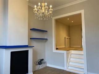 Aangename woning met leuke tuin, gelegen in een toegankelijke buurt dichtbij openbaar vervoer en winkels!Indeling:Bij het binnenkomen van de woning...