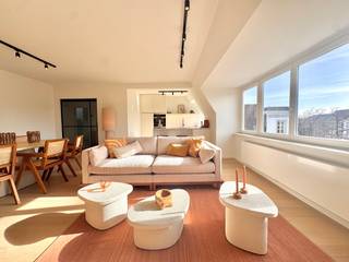 Dit SUPER-DE-LUXE gerenoveerd dakappartement met 3 SLAAPKAMERS, zonnig TERRAS en prachtig ZICHT op de AUGUSTIJNENREI zorgt voor dé UNIEKE WOONBELEVING! Deze parel (4°V) werd 100% vernieuwd met de meest kwalitatieve TOPMATERIALEN en maakt deel uit v/e verzorgde residentie (met lift) gelegen in hartje Brugge, op 5min. wandelen van de Markt. Dit royale &amp; stijlvolle appartement (130m<sup>2</sup>) omvat: inkomhal met gastentoilet, LICHTOVERGOTEN leefruimte (grote raampartijen) met idyllisch uitzicht op het water, nagelnieuwe open luxekeuken (toestellen Miele: inductiekookplaat met dampkap, oven, microgolfoven, vaatwas, ijskast met diepvriesvak, composiet werkblad, ...), nachthal met toilet, 3 volwaardige slaapkamers, luxe badkamer afgewerkt in mortex (voorzien van: inloopdouche met rainshower, dubbel lavabomeubel, handdoekdroger). Zonnig terras om zalig in alle rust te genieten. Extra's: CV, dubbel glas, GOEDGEKEURDE elektriciteit, volledig geschilderd, incl. DESIGNverlichting (Dark), parket, stalen deur... Mogelijkheid tot aankoop van een garagebox in het aanpalend gebouw of ondergrondse staanplaats. Hier geniet je van rust, ruimte &amp; luxe op een unieke ligging!<br /> 