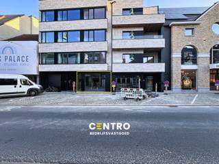 Handelsgelijkvloers - kantoor - praktijkruimte. Nieuw EPC, na gedane werken, in opmaak !<br /><br /><span><strong><u>INDELING</u></strong><u>:</u></span><br /><span><strong><em>Gelijkvloers (± 175,80 m²):</em></strong><strong> </strong>Vitrine - overdekte inkomhal - open polyvalente casco ruimte - sanitair - </span><span>gemeenschappelijke</span><br /><span>parkeergelegenheid voor de deur, in nabijheid van de Wallenparking.</span><br /><span><strong><em>Kelder (± 91,70 m²)</em></strong><em>:</em> Stockruimte, toegankelijk via vaste trap.</span><br /><br /><u><strong>AFWERKING:</strong></u><br />Casco staat - verdere afwerking zal gebeuren in overleg met de kandidaat-huurder! <br /><br /><span><strong><u>BESTEMMINGSMOGELIJKHEDEN:</u></strong></span><br /><span>Volgens het gewestplan gelegen in woongebied.</span><br />Handel, kantoor, diensten, horeca,...<br /><br /><span><strong><u>NUTSVOORZIENINGEN</u></strong><u>:</u><br />Stadswater, elektriciteit, riolering</span><span>, ventilatiesysteem.</span><br /><br /><u>* Bijzonderheden:</u><br />- Vermelde huurprijs is te verhogen met de onroerende voorheffing, gemene kosten en BTW.<br />- Onze referentie op<strong> </strong><strong>www.centro.be</strong>: <strong>O0147</strong><br />- <strong>Interesse?</strong> Neem dan vandaag nog contact voor meer info of bezichtiging:<strong> </strong><strong>050700102</strong><strong>.</strong><br /><br /><strong>CENTRO | </strong><strong>BEDRIJFSVASTGOED </strong>is reeds 25 jaar <u>gespecialiseerd in de bemiddeling van commercieel- en bedrijfsvastgoed</u> in West- en Oost-Vlaanderen.<br /><strong>Wilt u ook weten hoeveel uw bedrijfsgebouw waard is?</strong><br />Contacteer ons vrijblijvend voor een marktconforme waardebepaling van uw pand. <br /> 