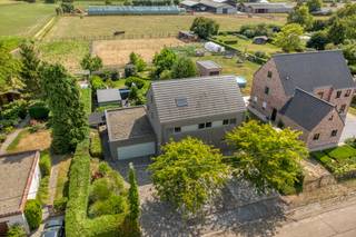 Située dans la paisible Houtestraat 16 à Hombeek, à peine 10 minutes de Malines et bénéficiant d'une excellente connexion avec Anvers et Bruxelles, cette maison individuelle de 2008 allie luxe, espace et durabilité.<br /><br />Les avantages les plus importants :<br /><br />Économe en énergie et tournée vers l'avenir (EPC A) : équipé de panneaux solaires, d'une batterie domestique et d'un chauffage au sol confortable.<br /><br />Jardin de rêve orienté plein sud (1 189 m²) : jardin ensoleillé magnifiquement aménagé avec un salon attrayant, une piscine et une intimité optimale.<br /><br />Beaucoup d'espace (303 m² habitables) : 4 chambres complètes, 2 salles de bain et un garage intérieur double.<br /><br />Emplacement idéal : rue calme et adaptée aux enfants dans la charmante ville de Hombeek, facilement accessible.<br /><br />Disposition de la maison :<br /><br />Rez-de-chaussée : Un espace de vie spacieux et lumineux grâce à de grandes fenêtres qui se connectent parfaitement à la terrasse ensoleillée. Le coin salon confortable est doté d'une cheminée confortable. À côté se trouvent la salle à manger, la cuisine ouverte, une buanderie/débarras pratique, des bureaux et le double garage intérieur.<br /><br />Premier étage : quatre chambres spacieuses et lumineuses et deux salles de bain confortables et entièrement équipées, parfaitement adaptées à la vie de famille.<br /><br />Espace extérieur :<br />Le jardin orienté plein sud est une véritable oasis privée. Profitez du beau temps sur la grande terrasse, détendez-vous dans le salon intérieur ou faites un plongeon rafraîchissant dans la piscine.<br /><br />En bref : une maison familiale prête à emménager et à l'épreuve du temps, où confort, espace et sentiment de vacances se rencontrent.<br /><br />Intéressé par cette propriété unique ? Contactez-nous dès aujourd'hui pour plus d'informations ou pour une visite via Dewaele Vastgoed Mechelen !<br /><br />Le bien est proposé selon la formule Pre-sale. Du 21/09/2026 09:00 au 25/09/2026 12:00, vous pouvez visiter la maison sur rendez-vous et faire une offre. Le prix affiché est un prix indicatif. Pour plus d'informations, veuillez contacter le responsable du dossier.<br /><br />Registre des mesures: non