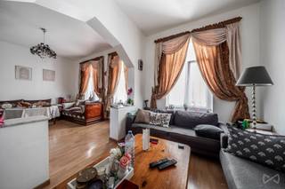 <p>Info & bezichtigingen: dries.v@weinvest.be | 0471 68 27 37</p>
<p></p>
<p>Midden in het centrum van Brussel, op een steenworp afstand van de Antoine Dansaertstraat en het Sint-Katelijneplein, stelt We Invest u met veel plezier dit opbrengstpand met 4 wooneenheden voor.</p>
<p></p>
<p>Het pand is centraal gelegen, met snelle toegang tot de winkels in de buurt en tot het openbaar vervoer (metro Sainte-Catherine en Comte de Flandre, lijnen 1 en 5).</p>
<p></p>
<p>Dit te renoveren pand, gelegen in een geschakeld gebouw uit 1884 met veel potentieel, is als volgt ingedeeld:</p>
<p></p>
<p>Voorste woning (straatgevel) — leegstaand:</p>
<p></p>
<p>Begane grond: appartement van 60 m² (woonkamer, keuken, badkamer, slaapkamer)</p>
<p>1e verdieping: appartement van 66 m² (woonkamer, keuken, badkamer, slaapkamer)</p>
<p>2e/3e verdieping: duplex van 112 m² met 3 slaapkamers, kantoor, woonkamer, eetkamer, keuken, badkamer en balkon</p>
<p></p>
<p>Achterhuis (bijgebouw) — momenteel verhuurd:</p>
<p></p>
<p>1e/2e verdieping: duplex van 168 m² met 4 slaapkamers, woonkamer, eetkamer, keuken en badkamer (huurovereenkomst loopt sinds 2005)</p>
<p></p>
<p>Het gebouw beschikt bovendien over 8 gemeenschappelijke kelders in de kelder (± 120 m² opslagruimte), 2 gemeenschappelijke werkruimtes op de begane grond (± 53 m², te renoveren) en een binnenplaats van 35 m².</p>
<p></p>
<p>Houten kozijnen, dubbele beglazing, individuele gasverwarming. Elektriciteit niet conform de voorschriften. EPC-klasse G voor de 4 eenheden.</p>
<p></p>
<p>Let op: volgens de stedenbouwkundige informatie verstrekt door de Stad Brussel zijn de indeling en het exacte aantal woningen niet formeel bevestigd door het gemeentebestuur — een aandachtspunt dat ook mogelijkheden biedt voor regularisatie en opwaardering voor een scherpzinnige investeerder.</p>
<p></p>
<p>Dit gebouw biedt een kans voor een investeerder die een karakteristiek pand in een centrale wijk van Brussel wil opwaarderen.</p>
<p></p>
<p>Mis deze kans niet, bel ons om een bezichtiging te regelen. Al onze exclusieve aanbiedingen zijn te vinden op www.weinvest.be</p>