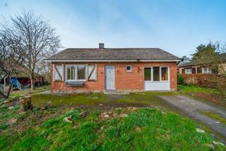 <p><span>A small villa located 15 minutes' walk from the center of Durbuy</span></p><p><span>Comprising :</span></p><p><span>First floor: hall, bathroom, kitchen, living room, one bedroom, laundry room, terrace, garden, parking lot</span></p><p><span>1st floor: mezzanine, attic</span></p>