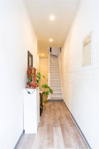 <p>🌿 <strong>Gezellige gezinswoning met 3 slaapkamers en een gezellige tuin.</strong><br />Deze woning aan de Van Amstelstraat combineert een praktische indeling met een aangename leefruimte en een ruime tuin. Ideaal voor gezinnen of starters die op zoek zijn naar een woning met licht, ruimte en een rustige ligging.</p><p>🏡<strong> Indeling &amp; wooncomfort</strong><br />Bij binnenkomst treedt u binnen in een gezellige leefruimte, licht en overzichtelijk. Achteraan vindt u de keuken en badkamer, praktisch ingedeeld voor dagelijks gebruik. De woning beschikt over drie ruime slaapkamers, zodat er voldoende plek is voor het hele gezin, een thuiskantoor of hobbyruimte.</p><p>🌳 Tuin &amp; buitenruimte<br />De ruime tuin met gras en terras biedt mogelijkheden om te ontspannen, te spelen of buiten te eten. Een praktische buitenruimte die goed aansluit bij het leven van een gezin.</p><p>🔌<strong> Energie &amp; technische informatie</strong><br />6 zonnepanelen (3300Wp) op het dak voor een energiezuiniger huis<br />EPC D<br />Elektriciteit conform<br />Deze woning is klaar voor gebruik zonder dat er meteen aanpassingen nodig zijn.</p><p>📍<strong> Ligging</strong><br />De woning is gunstig gelegen, in de buurt van scholen, openbaar vervoer en andere voorzieningen op korte afstand, waardoor alles binnen handbereik is!</p><p>Wenst u meer informatie of had u graag een bezichtiging gewenst? <i>Info@markasa.be</i> of <i>03/827.72.92</i></p>