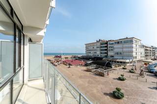 Op enkele stappen van het strand en het bruisende centrum van Sint-Idesbald bevindt zich dit ruime en lichtrijke 1-slaapkamerappartement. Geniet dagelijks van een prachtig lateraal zeezicht en de unieke kustsfeer.
<p>Dankzij de centrale ligging heeft u alles binnen handbereik: winkels, restaurants en het strand. Bovendien is er <strong>mogelijkheid tot aankoop van een staanplaats</strong>, wat extra comfort biedt in deze populaire badplaats.</p>
<p>Ideaal als tweede verblijf, investering of vaste woonst.<br /><br />Meer informatie? Contacteer ons op 058 51 92 95 of op simon@eraservimo.be</p>