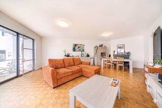Info en bezoeken: anastasia.seider@weinvest.be<br />| 02 315 77 22 |<br /><br />We Invest heeft het genoegen dit appartement met drie slaapkamers voor te stellen, gelegen op de 3e verdieping.<br /><br />Appartement van 105 m², gelegen in een rustige straat en tegelijk genietend van een strategische ligging in de onmiddellijke nabijheid van alle voorzieningen. Dit appartement charmeert door zijn royale volumes en zijn prachtige lichtinval.<br /><br />Gelegen op de 3e verdieping van een goed onderhouden gebouw van 7 verdiepingen en harmonieus ingedeeld, omvat het drie comfortabele slaapkamers, twee badkamers en een ruime, lichtrijke woonkamer die dagelijks een aangename leefomgeving garandeert.<br />De grootste troef zijn de twee grote, ideaal georiënteerde buitenruimtes, waardoor u de hele dag optimaal van natuurlijk licht kunt genieten.<br /><br />Het appartement verkeert in goede algemene staat, met PVC-ramen met dubbele beglazing en een zeer goede EPC-score.<br />EPC C+ – 107 kWh/(m².jaar) – CO₂: 27 kg/(m².jaar).<br /><br />Een kelder vervolledigt het geheel.<br /><br />De mede-eigendom wordt zorgvuldig beheerd en beschikt over een nieuwe warmtekrachtkoppelingsketel, een beveiligde fietsenruimte en een vuilnislokaal.<br />Een ideaal pand voor een gezin of als investering, dat comfort, ruimte en licht combineert.<br />Klaar om zijn nieuwe eigenaars te verwelkomen.<br /><br />Info en bezoeken: anastasia.seider@weinvest.be<br /> | 02 315 77 22