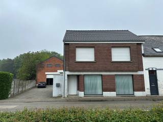 <p><span>Woning met loods en aparte studio/kantoorruimte op veelzijdig perceel</span></p><p><span>In Grobbendonk vinden we deze ruime eigendom met tal van mogelijkheden, bestaande uit een gezinswoning, een aparte woonunit/studio en een grote loods. Ideaal voor wie wonen en werken wil combineren, nood heeft aan extra opslagruimte of op zoek is naar een kangoeroewoning.</span></p><p><span>Bij het betreden van de hoofdwoning kom je terecht in een lichtrijke leefruimte met eetgedeelte, veder door is er een praktische vestiaire. Achteraan bevindt zich een ruime polyvalente ruimte met wasplaats en toegang tot de koer. De keuken is voorzien van voldoende kastruimte en de woning beschikt over een recente verwarmingsketel.</span></p><p><span>Op de eerste verdieping bevinden zich drie volwaardige slaapkamers en een badkamer uitgerust met toilet, lavabo, ligbad en douche. Het dak werd ongeveer vijf jaar geleden vernieuwd, de woning beschikt over dubbele beglazing en een aanwezige gasinstallatie.</span></p><p><span>Naast de hoofdwoning bevindt zich een aparte studio of kantoorruimte met eigen inkom, keuken, leefruimte, twee slaapkamers, aansluitingen voor wasmachine en een badkamer met bad, douche, dubbele lavabo en toilet. Deze ruimte leent zich perfect als praktijkruimte, kantoor, zorgwoning of extra woongelegenheid.</span></p><p><span>Als extra troef beschikt het pand over een ruime loods/magazijn met betonnen verdieping en geïsoleerd dak, ideaal voor opslag, hobbys of professionele activiteiten.</span></p><p><span>Een eigendom met enorm veel potentieel voor zelfstandigen, grote gezinnen of wie wonen en werken op één locatie wil combineren.</span></p>