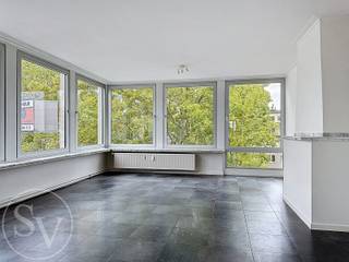 <h3><strong>LICHT EN GEZELLIG APPARTEMENT MET ZICHT OP GROEN – CENTRUM WILRIJK</strong></h3>
<p>Instapklaar appartement met <strong>veel lichtinval </strong>en een ruimtelijk uitzicht op het marktplein van Wilrijk. Gelegen op de <strong>vijfde verdieping</strong> van een goed onderhouden residentie.</p>
<p>Inkomhal met vestiaire. Ruime, lichtrijke woonkamer met grote raampartijen. Aansluitend een ingerichte, compacte keuken met elektrisch fornuis, oven, koelkast met vriesvak en vaatwasser. Vanuit de keuken heeft u toegang tot een fijn balkon.</p>
<p>De <strong>twee slaapkamers</strong> bevinden zich achteraan en zijn bijgevolg rustig gelegen. Badkamer met moderne inloopdouche en lavabo in meubel. Apart toilet. Praktische bergruimte met aansluiting voor wasmachine en droogkast én voorzien van vaste kasten. M.a.w. een <strong>instapklaar, ruim en gezellig</strong> appartement op een fijne locatie.</p>
<p>Privé <strong>autobox</strong> in de ondergrondse garage inbegrepen. Elektriciteit op <strong>individuele teller</strong>. Maximaal 2 bewoners.</p>
<hr />
<p></p>
<p><strong>BESCHIKBAAR:</strong> 1 september<br /><strong>HUUR:</strong> €1.085 / maand<br /><strong>PROVISIE ALGEMENE KOSTEN (incl. water &amp; verwarming):</strong> €200 / maand<br /><strong>ELEKTRICITEIT:</strong> individueel</p>