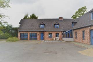 In de Steenovenstraat in Ingelmunster met een ruime beschikbare parking vindt men deze kantoren terug. Het pand bestaat uit een inkom met...