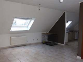 Op zoek naar een rustig gelegen appartement met een aangename ligging nabij het centrum van Stekene? Dit dakappartement bevindt zich in een kleinschalige residentie met drie verdiepingen, gelegen in een rustige zijstraat vlak bij het bruisende centrum en nabij het Zomerhuis.Het appartement beschikt over een woonkamer met zowel vooraan als achteraan een grote Velux. Verder beschikt het appartement over één slaapkamer met een grote Velux, een badkamer (uitgerust met een ligbad, toilet en badkamermeubel), een ingerichte keuken en een bergruimte.De huurprijs bedraagt €650 per maand + €15 vaste kosten.Achter het gebouw bevindt zich een garage die optioneel gehuurd kan worden voor €50 per maand. Het huren van de garage is niet verplicht.Zie jij jezelf hier wel wonen? Vraag dan vandaag nog jouw bezoek aan via: contact@eberhardvastgoed.be