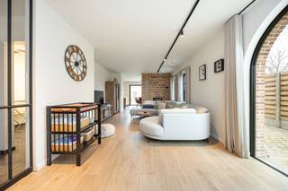 <p><strong>INDELING</strong><br /><strong>GELIJKVLOERS</strong><u><br /></u>Inkomhal met vestiairekasten en trap naar de verdieping. Toiletruimte met lavabo. Woonkamer met pelletkachel en veel lichtinval. Bureelruimte vooraan. Keuken met natuurstenen werkblad voorzien van de volgende toestellen nl. inductiekookplaat, afzuigkap, koelkast, combi-oven, heteluchtoven, vaatwasmachine (aansluiting quooker aanwezig). Koele berging. Berging/wasplaats met aansluiting voor wasmachine/droogkast, waskoker en aansluiting voor uitgietbak.<br /><br /><strong>1STE VERDIEPING</strong><u><br /></u>Overloop met trap naar de dakverdieping. Toiletruimte. 2 slaapkamers. Badkamer voorzien van ligbad, inloopdouche en badkamermeubel met dubbele wastafel. Master bedreem met ingemaakte kasten en aansluitende douchekamer met badkamermeubel en inloopdouche.<br /><br /><strong>DAKVERDIEPING</strong><br />De zolderruimte wordt nog afgewerkt in 2 slaapkamers.<br /><br /><strong>KELDERVERDIEPING</strong><br />Volledig bruikbare kelderruimte waar alle technische installaties zijn voorzien o.a. warmtepomp en filters van het regenwater.<br /><br /><strong>BUITEN</strong><br />Voortuin met oprit in kasseiklinkers tot aan de garage. Zonrijke tuin met terras.<br />Ruime garage (<span>75m²</span>) met sectionaalpoort en omvormer van de zonnepanelen en met mogelijke aansluiting voor een laadpaal.<br /><br /><strong>BIJZONDERHEDEN</strong> <br />Geothermische warmtepomp. Vloerverwarming. Aluminium ramen. Hoogrendementsbeglazing. Rolluiken op slaapkamers. <br />Zonnepanelen. Ventilatiesysteem. Alarminstallatie. Domotica. 24 zonnepanelen. <br /><br /><strong>POSITIEVE ASPECTEN </strong><br />Rustige ligging in Merksplas op fiets- en wandelafstand van alle nodige voorzieningen <br />Kwaliteitsvolle - afgewerkte woning (natuurstenen vloeren, keuken(toestellen), badkamer, domoticasysteem, kasseiklinkers,...)<br />Ruime bruikbare kelderverdieping én garageruimte <br />Energiezuinige woning met E-peil 6</p>