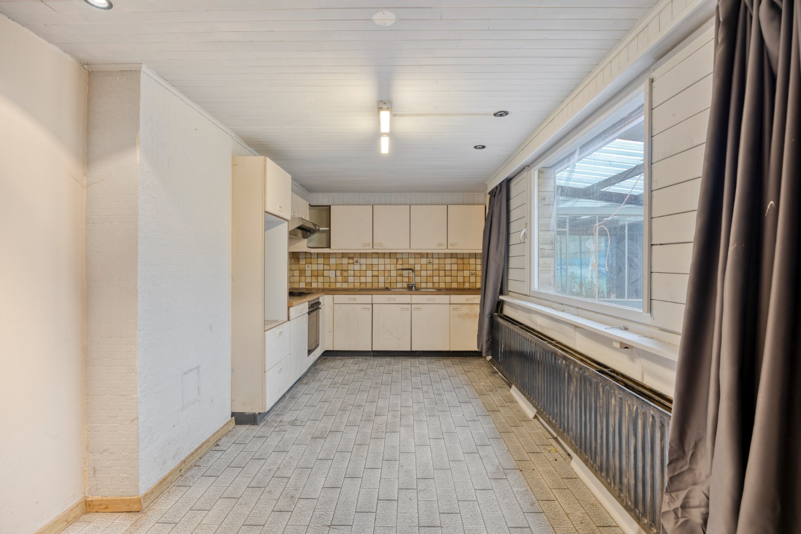 Te renoveren woning met 4 slpk. en gezellige stadstuin op een centrale ligging in Geel - foto 4