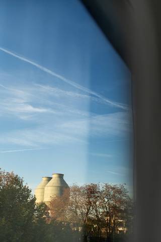 Op zoek naar een stijlvolle woonplek met warme sfeer? Dan is dit vernieuwde appartement (64 m²) op de tweede verdieping in een kleine residentie de geknipte optie. De ruimte maakt indruk met troeven als overvloedig natuurlijk licht, een moderne afwerking met hedendaags wooncomfort én de ligging in een buurt die terecht aan populariteit wint.<br /><br />Ligging met toekomstwaarde:<br />Op amper twee minuten wandelen start binnenkort de indrukwekkende transformatie van de Stuivenbergsite, een ambitieus stadsproject met een budget van maar liefst €200 miljoen. Denk aan nieuwe wandelpaden, ontmoetingsplekken en 30.000 m² aan publieke groene ruimte. Een echte groene long om de hoek dus — een gegarandeerde meerwaarde voor dit appartement. Met het bekende Park Spoor Noord en ook de recent voltooide Slachthuissite vlakbij, krijg je het beste van twee werelden: alle voordelen van de stad, terwijl je ook de snelweg bereikt in slechts enkele minuten.<br /><br />Het gebouw:<br />De residentie werd in 2011 volledig gestript en opnieuw opgebouwd — geen klassieke renovatie, maar een echte vernieuwbouw.<br /><br />Indeling:
<ul>
	<li>De 64 m² zijn bijzonder slim benut, met een aangenaam ruimtelijk gevoel en een mooie lichtinval die zich overal doet voelen.</li>
	<li>Een open, volledig uitgeruste keuken die organisch overloopt in de met licht overgoten leefruimte</li>
	<li>Een ruime, rustige slaapkamer met en suite douchekamer</li>
	<li>Een apart toilet</li>
	<li>Daarbovenop beschik je over een kelderberging en een gemeenschappelijke fietsenstalling op het gelijkvloers.</li>
</ul>
<br />Afwerking &amp; technische highlights:
<ul>
	<li>Dit appartement verrast met duurzame en warme materialen</li>
	<li>Bamboe parket</li>
	<li>Moderne keuken (met aparte koelkast)</li>
	<li>PVC-ramen met hoogrendementsglas</li>
	<li>Hoogrendementsketel</li>
	<li>Individuele meters</li>
	<li>Conforme elektrische installatie</li>
	<li>Energieprestatie EPC A</li>
</ul>
<br />Troeven:
<ul>
	<li>Vernieuwbouw (2011)</li>
	<li>Energiezuinig wonen (EPC A)</li>
	<li>Buurt in volle positieve ontwikkeling</li>
	<li>Nabij winkels, scholen, horeca, openbaar vervoer en invalswegen</li>
	<li>Perfect als starterswoning of zorgeloze investering</li>
	<li>Lage gemeenschappelijke kosten: €50/maand, inclusief blokpolis.</li>
</ul>
<br />Kortom:<br />Een licht, toekomstbestendig appartement met karakter en hedendaags comfort in een buurt die alleen maar beter wordt. Ideaal voor wie slim wil investeren of heerlijk wil thuiskomen in de stad.<br /><br />Interesse?<br />Mail naar info@wellimmo.net of bel +32 3 225 00 68<br /> 